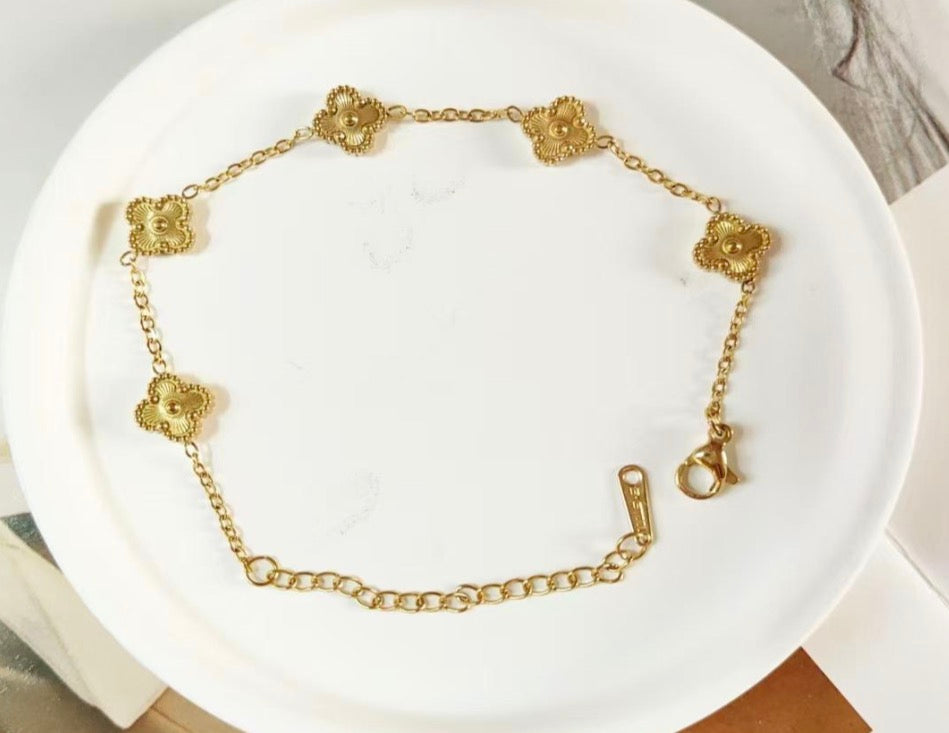 Small gold clover- bracelet gold